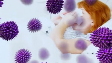 Mor makro korona virüsünün yatakta yatan, öksüren ve arka planda mendil kullanan hasta bir beyaz kadınla yayılıp yüzdüğü animasyon. Küresel sağlık uyarısı enfeksiyon kavramını yayıyor dijital bileşik.
