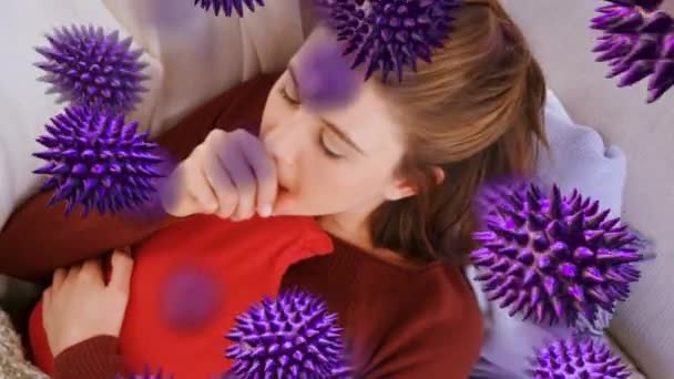 Animación Virus Macro Corona Púrpura Propagándose Flotando Con Una Mujer — Vídeo de stock