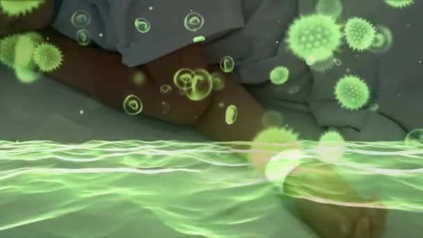 绿色宏观日冕病毒的动画传播和飘浮 背景上有一个白人男孩在睡觉 全球卫生警报恐慌传播感染概念数字组合 — 图库视频影像