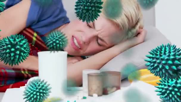 緑のマクロコロナウイルスのアニメーションが広がり 病気の白人女性がベッドに横たわって 背景の組織を使用して咳やくしゃみをして浮かんでいます 感染症の概念を広めるグローバルヘルス警告恐怖デジタル複合体 — ストック動画