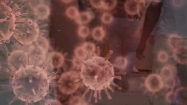 Animering Röda Makrokoronavirus Sprids Och Flyter Med Människor Som Går — Stockvideo