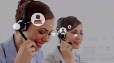 Arka planda meşgul bir ofiste telefon kulaklığı takan iki kadın Kafkasyalı ofis çalışanının insan simgeleriyle bağlantı ağının animasyonu. 