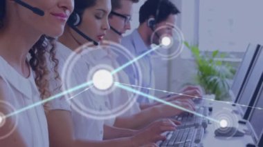 Telefon kulaklığı takan ve arka plandaki yoğun bir ofiste bilgisayar klavyelerine yazı yazan bir grup ofis çalışanı ile bağlantı ağının animasyonu. 