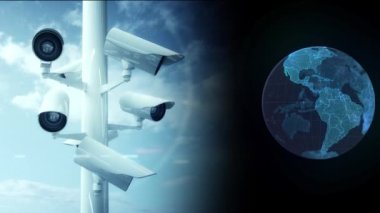 Siyah arka planda dönen ve mavi gezegen gösteren dijital mavi küreyle hareket eden kameraların animasyonu. Küresel güvenlik ve izleme kavramı.