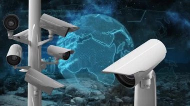 Fırtınalı bulutlu gökyüzü ve arka planda gökdelenleri ve modern ofis blokları olan uzak şehir manzarası ile hareket eden kameraların animasyonu. 