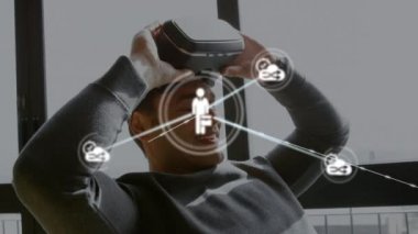 İnsanlarla bağlantı ağının animasyonu ve arka planda Sanal Gerçeklik kulaklığı takan Kafkas işadamıyla simgeleri paylaşmak. 