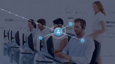 Arka plandaki yoğun bir ofiste telefon kulaklığı takan bir grup ofis çalışanı ile insan simgeleriyle bağlantı ağının animasyonu. 