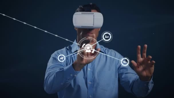 背景に仮想現実ヘッドセットを身に着けているビジネスマンと世界と統計アイコンとの接続のネットワークのアニメーション — ストック動画