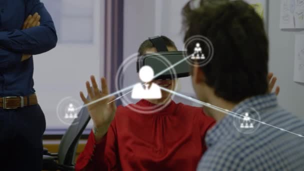 与背景中佩戴虚拟现实耳机的高加索女人的人物形象联系网络的动画 — 图库视频影像