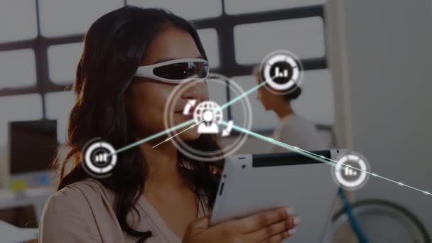 Virtuális Valóság Headsetet Viselő Háttérben Digitális Tabletet Tartó Üzletasszonnyal Való — Stock videók