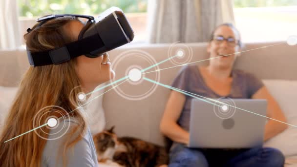 Animace Sítě Spojení Ženou Úsměvem Sluchátkách Virtuální Reality Její Přítelkyně — Stock video