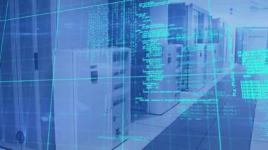 Bir sunucu odasındaki bilgisayar sunucuları ağından akan veri işleme ve dijital bilginin animasyonu. 