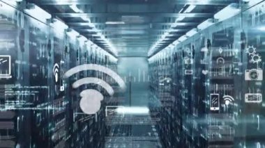 Bilgi işleme, dijital simgeler ve dijital bilgilerin animasyonu bir sunucu odasındaki bilgisayar sunucuları ağında yüzey üzerinde beyaz ışık izleri yanıp sönüyor..