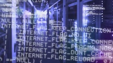 Bilgi işleme ve dijital bilginin animasyonu bir sunucu odasındaki bilgisayar sunucu ağında yüzey üzerinde parlayan beyaz ışık izleriyle birlikte akıyor.. 