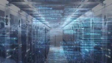 Bilgi işleme ve dijital bilginin animasyonu bir sunucu odasındaki bilgisayar sunucu ağında yüzey üzerinde parlayan beyaz ışık izleriyle birlikte akıyor.. 