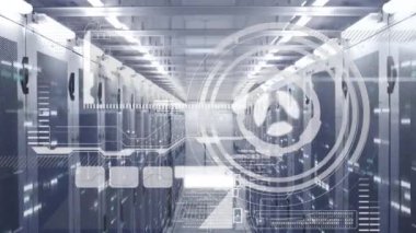Bilgi işleme ve dijital bilginin animasyonu bir sunucu odasındaki bilgisayar sunucu ağında yüzey üzerinde parlayan beyaz ışık izleriyle birlikte akıyor..