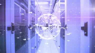 Yüzeyde pembe çizgileri yanıp sönen bir sunucu odasındaki bilgisayar sunucuları ağından akan küresel dönüşün, veri işleme ve dijital bilginin animasyonu.