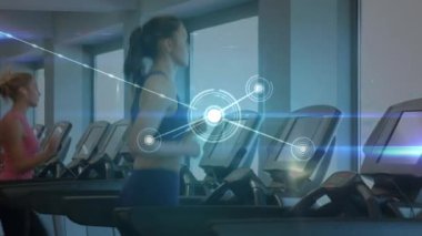 Arka planda bir spor salonunda koşu bandında koşan kadın sporcularla bağlantı ağı, veri işleme ve istatistik kaydı animasyonu.