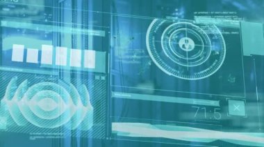 Bir sunucu odasındaki bilgisayar sunucuları ağından akan veri işleme ve dijital bilginin animasyonu. 