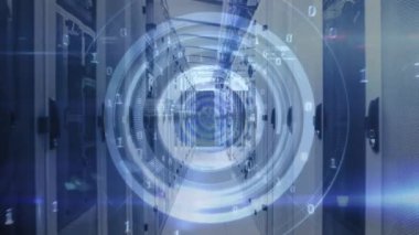 Yüzeyde beyaz ışık izleri parlayan bir sunucu odasındaki bilgisayar sunucuları ağından akan ikili kodlama, veri işleme ve dijital bilginin animasyonu. 