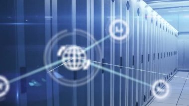 Dünya ve istatistik simgeleri, veri işleme simgeleri ve dijital bilgilerin bir sunucu odasındaki bilgisayar sunucu ağı üzerinden yüzeyde parlayan beyaz ışık izleriyle bağlantı ağının animasyonu.
