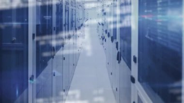 Bilgi işleme ve dijital bilginin animasyonu bir sunucu odasındaki bilgisayar sunucu ağında yüzey üzerinde parlayan beyaz ışık izleriyle birlikte akıyor.. 