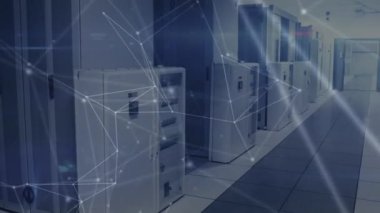 Bir sunucu odasındaki bilgisayar sunucuları ağından akan bağlantı ağı, veri işleme ve dijital bilginin animasyonu. 