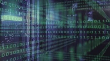 Sunucu odasındaki bilgisayar sunucuları ağından akan yeşil, veri işleme ve dijital bilgilerdeki ikili kodlamanın canlandırması.