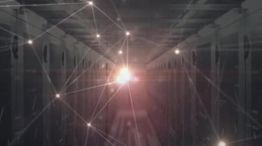 Bir sunucu odasındaki bilgisayar sunucuları ağından akan bağlantı ağı, veri işleme ve dijital bilginin animasyonu. 
