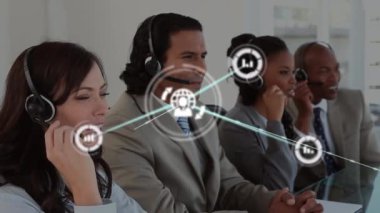 Arka plandaki yoğun bir ofiste telefon kulaklığı takan bir grup ofis çalışanının dünya ve istatistik ikonlarıyla bağlantı ağının animasyonu.