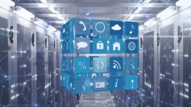 Yüzeyde beyaz ışık izleri parlayan bir sunucu odasındaki bilgisayar sunucuları ağından akan dijital simge ağı, veri işleme ve dijital bilginin animasyonu.