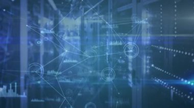 Bir sunucu odasındaki bilgisayar sunucuları ağından akan bağlantı ağı, veri işleme ve dijital bilginin animasyonu.