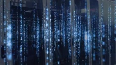 Sunucu odasındaki bilgisayar sunucuları ağından akan parlak veri işleme ve dijital bilginin animasyonu. 