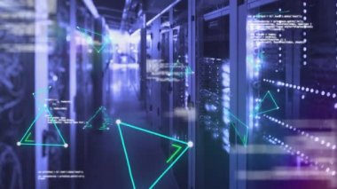 Bir sunucu odasındaki bilgisayar sunucu ağı üzerinden titreşen yeşil üçgen hatları, veri işleme ve dijital bilginin animasyonu.