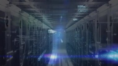 Bilgi işleme ve dijital bilginin animasyonu bir sunucu odasındaki bilgisayar sunucu ağında yüzey üzerinde parlayan beyaz ışık izleriyle birlikte akıyor.. 
