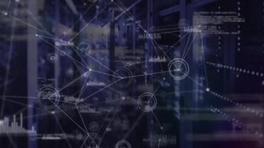 Bir sunucu odasındaki bilgisayar sunucuları ağından akan bağlantı ağı, veri işleme ve dijital bilginin animasyonu.