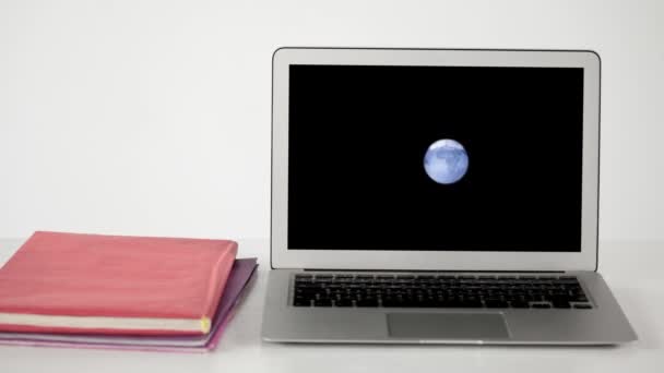 Animace Zpravodajské Obrazovky Modrobílým Roztočením Glóbu Zobrazená Obrazovce Notebooku Stole — Stock video