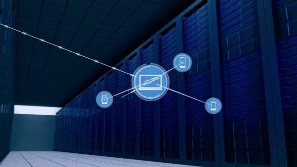 Animation du réseau de connexions avec les icônes smartphone et ordinateur portable, traitement des données et informations numériques circulant à travers le réseau de serveurs informatiques dans une salle de serveurs .