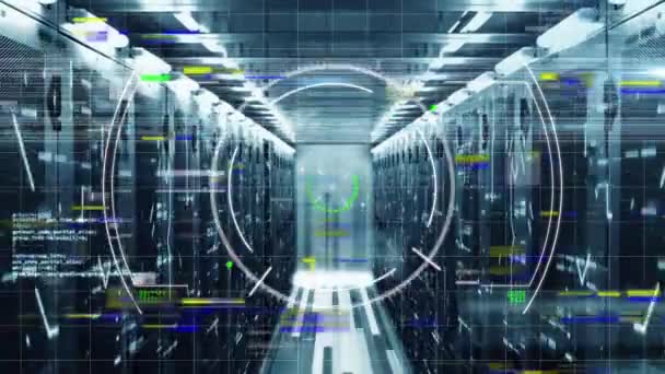 Animation du balayage de la portée, du traitement des données et de l'information numérique circulant à travers le réseau de serveurs informatiques dans une salle de serveurs avec des pistes de lumière blanche clignotant sur la surface .