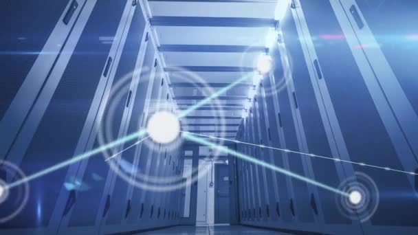 Animation du réseau de connexions, de traitement de données et d'informations numériques circulant à travers le réseau de serveurs informatiques dans une salle de serveurs avec des pistes de lumière blanche clignotant à la surface .