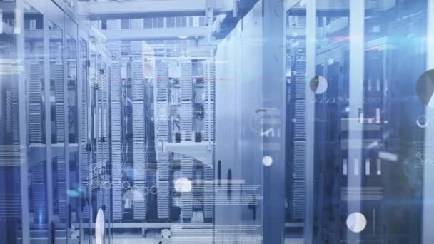 Animation des statistiques, du traitement des données et de l'information numérique circulant à travers le réseau de serveurs informatiques dans une salle de serveurs . 