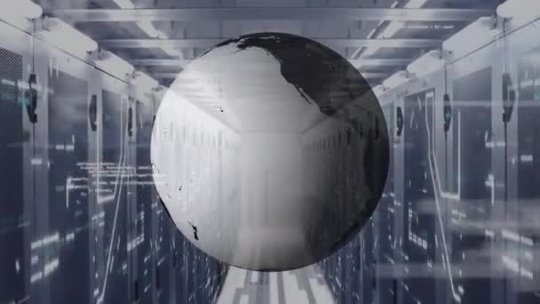 在表面闪烁着白光的服务器机房中 通过计算机服务器网络实现全球旋转 数据处理和数字信息流动的动画 — 图库视频影像