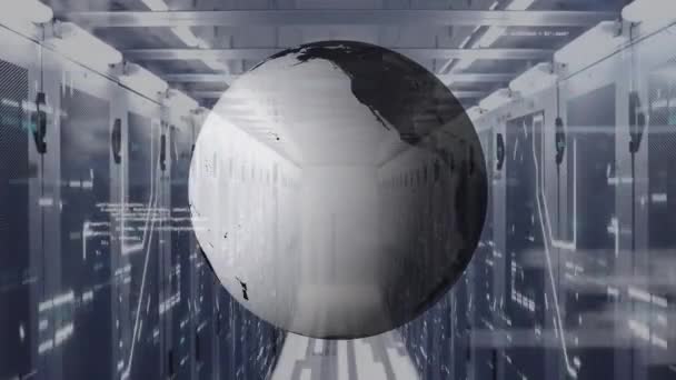 Animation de la rotation du globe, du traitement des données et de l'information numérique circulant à travers un réseau de serveurs informatiques dans une salle de serveurs avec des pistes de lumière blanche clignotant à la surface .
