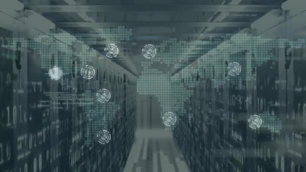 Animation du réseau de connexions, de traitement de données et d'informations numériques circulant à travers le réseau de serveurs informatiques dans une salle de serveurs avec des pistes de lumière blanche clignotant à la surface . 