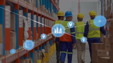 Konum ve istatistik simgeleri ile bağlantı ağının animasyonu, arka planda yoğun depo çalışanlarıyla dijital veri işleme. 
