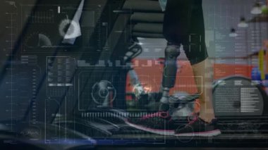 Arka plandaki spor salonunda koşu bandında yürüyen protez bacaklı bir kadınla veri işleme ve istatistik kaydı animasyonu. 