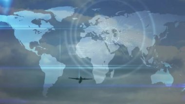 Küresel bağlantı ağının animasyonu ve hava trafik kontrol sisteminin veri işlemesi, arka planda mavi gökyüzüne doğru uçan uçaklarla. Küresel bağlantılar seyahat kavramı dijital kompozit.