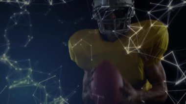 Arka plandaki bir spor stadyumunda oynanan maç sırasında erkek Amerikan futbolcuyla yapılan bağlantı, veri işleme ve istatistik kaydının animasyonu. 