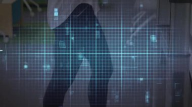 Veri işleme ve istatistiklerin animasyonu, dizüstü bilgisayarda çalışan iş kadınıyla kalp atış hızını kaydetmek, akıllı telefonla konuşmak ve arka plandaki bir ofiste koşu bandında yürümek.. 