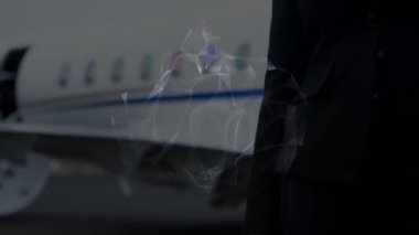 Küresel bağlantı ağının animasyonu ve veri işleme küresi bir uçağın yanında duran Kafkasyalı bir iş kadınıyla dönüyor. Küresel bağlantılar iş seyahati konsepti dijital bileşik.